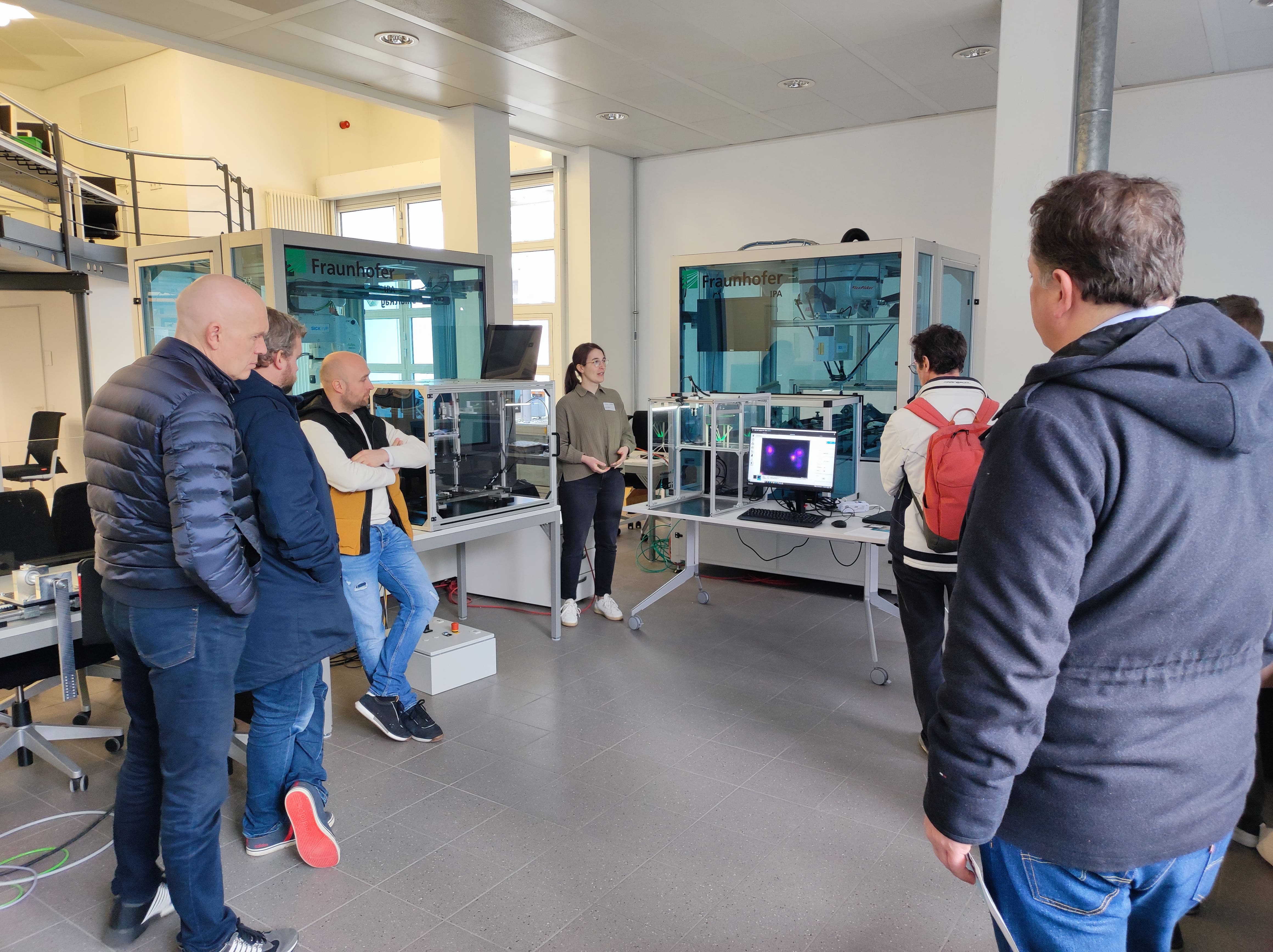 Führungen zu den Demonstratoren des Fraunhofer IPA und IAO.