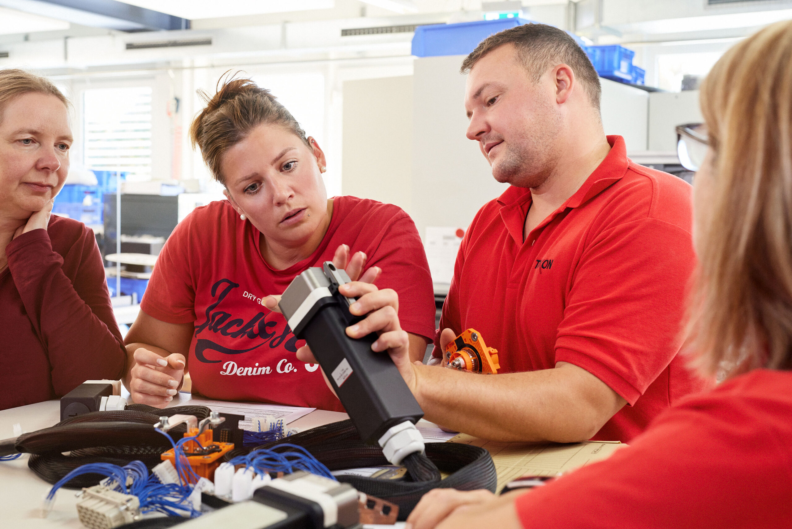 Abbildung 1: Montage eines Prüfadapters ©TEKON Prüftechnik GmbH
