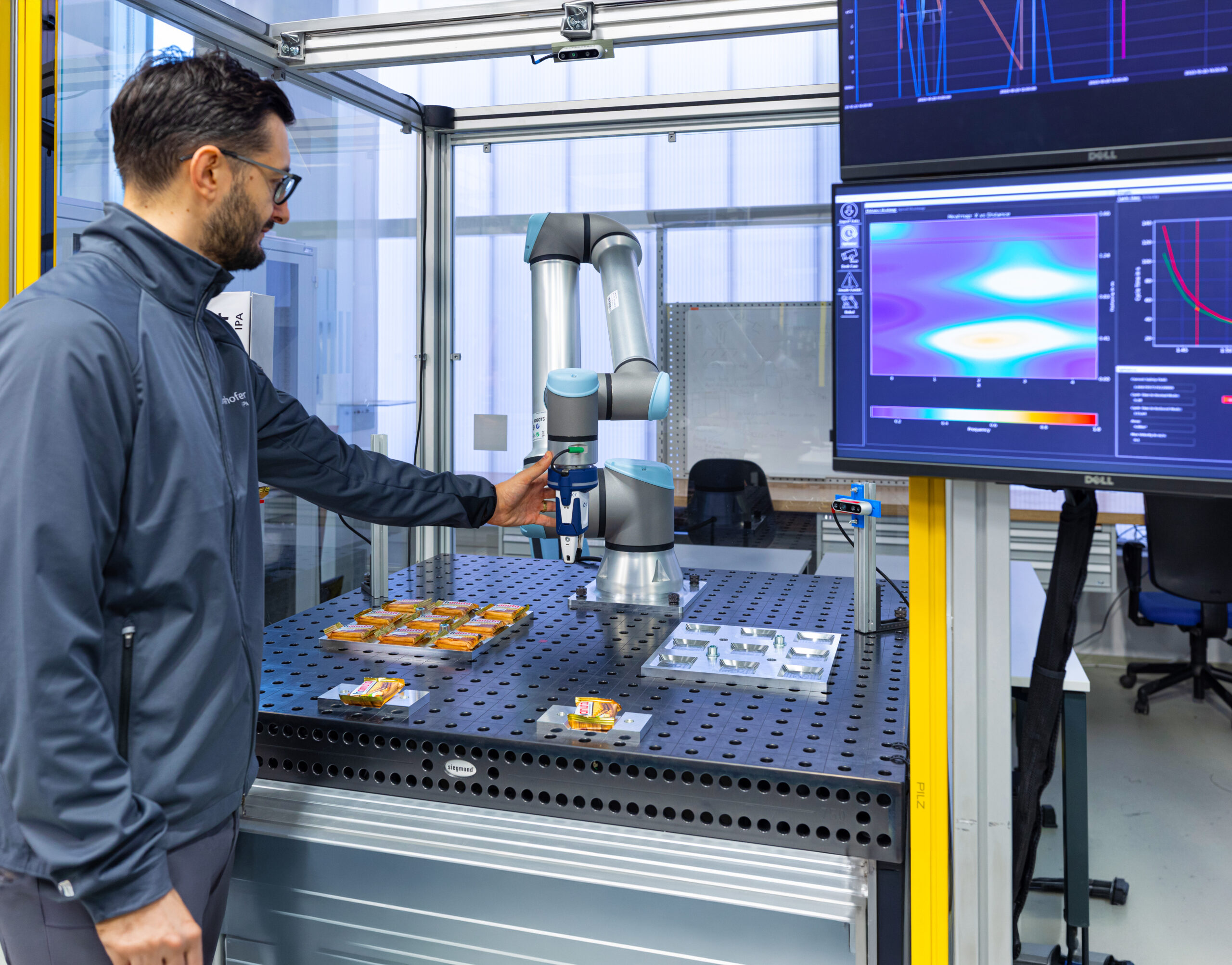 Mensch kollaboriert mit Industrie-Roboter