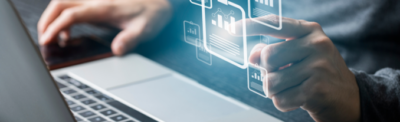 Person interagiert mit KI am Laptop